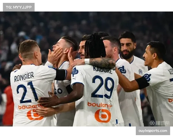 马赛进攻注重整体配合，通过精准传球与锋线跑位创造机会